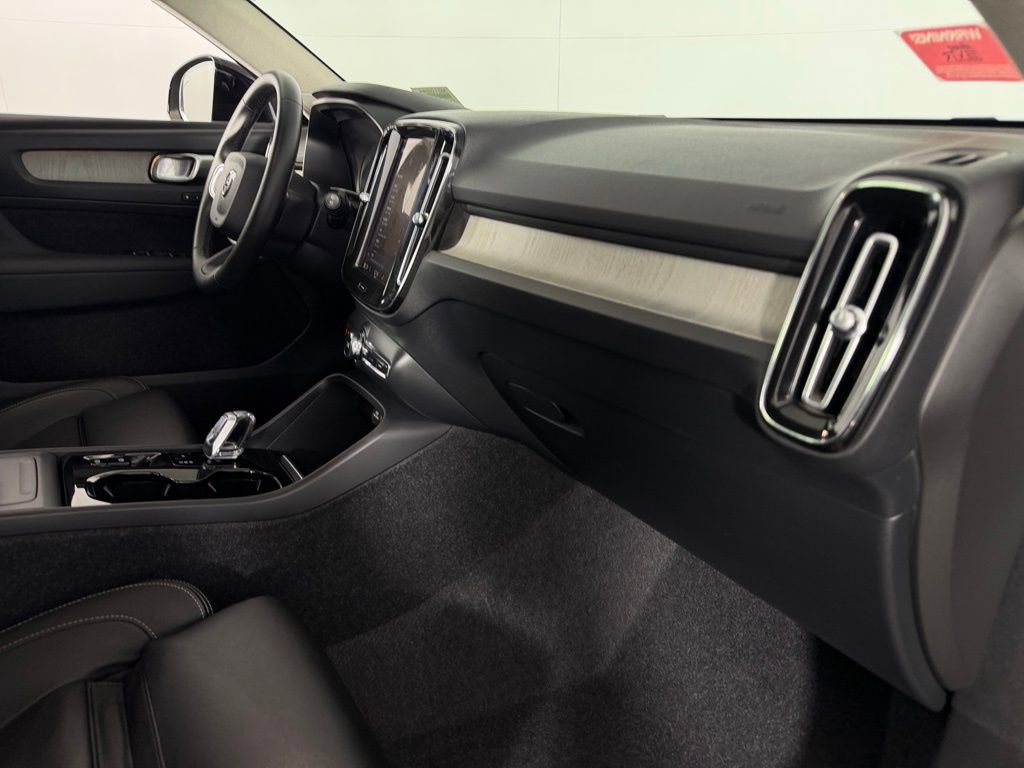 Used 2025 Volvo XC40 B5 Plus image 31