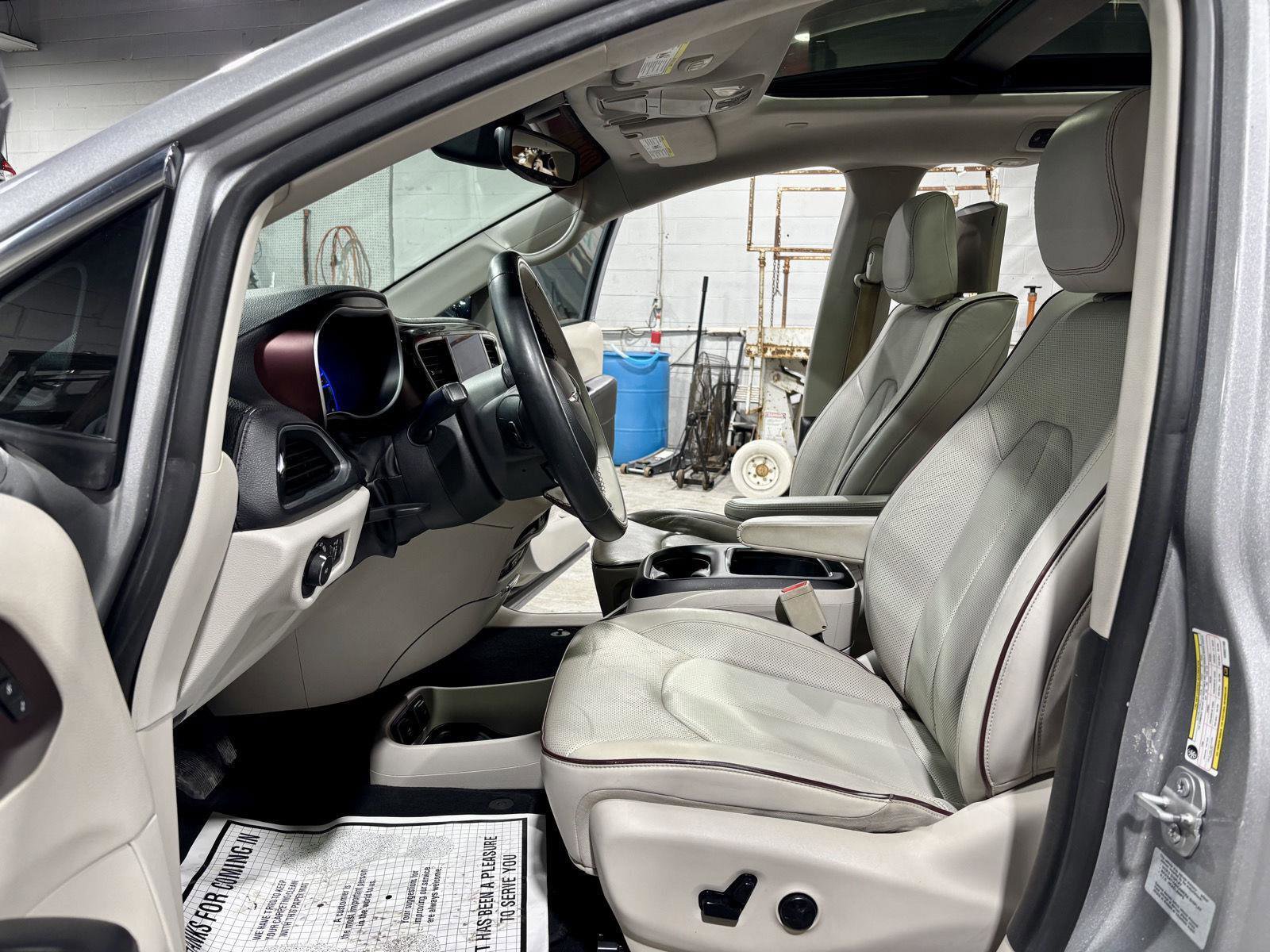 Used 2017 Chrysler Pacifica Limited w/ UConnect Theater Package image 2