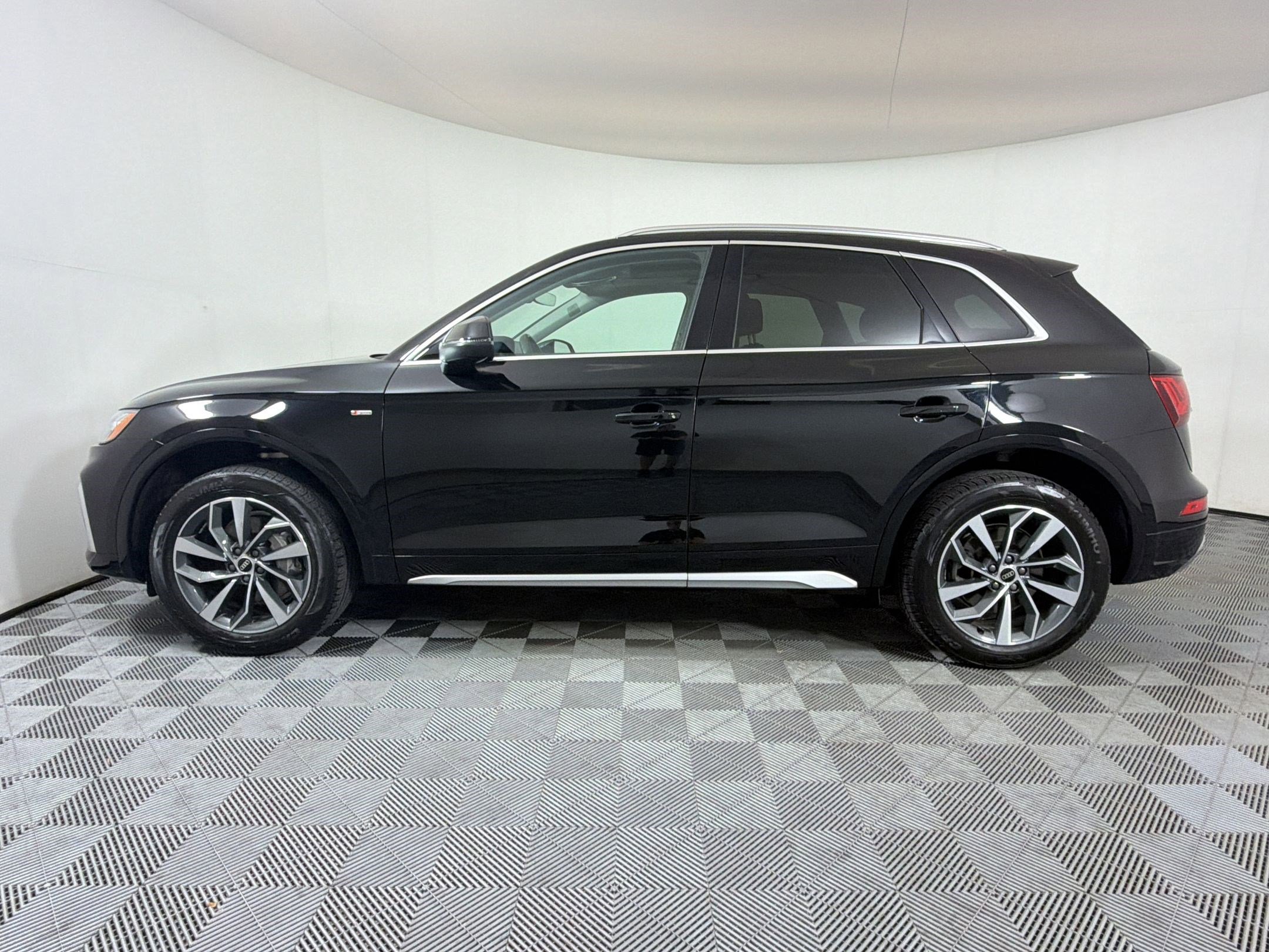 Used 2023 Audi Q5 2.0T Premium Plus w/ Premium Plus Package AWD/4WD image 2