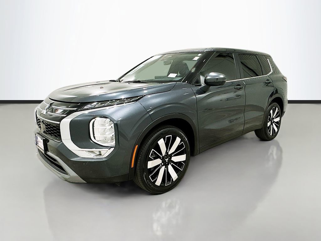 Used 2025 Mitsubishi Outlander SE image 3