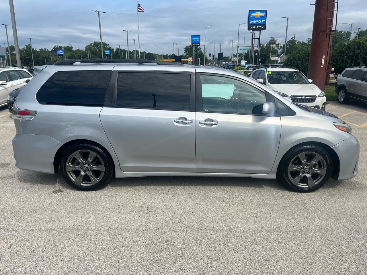 Used 2019 Toyota Sienna SE w/ SE Preferred Package FWD image 6