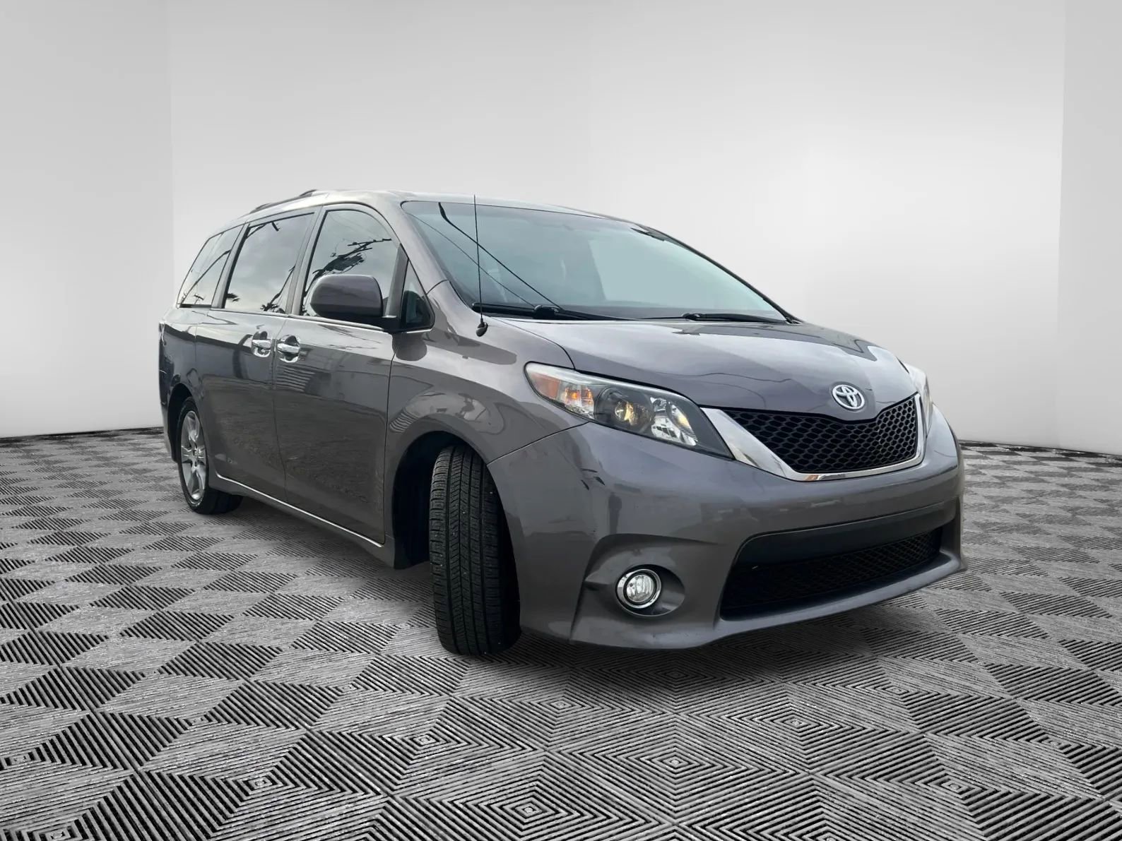 Used 2014 Toyota Sienna SE image 4