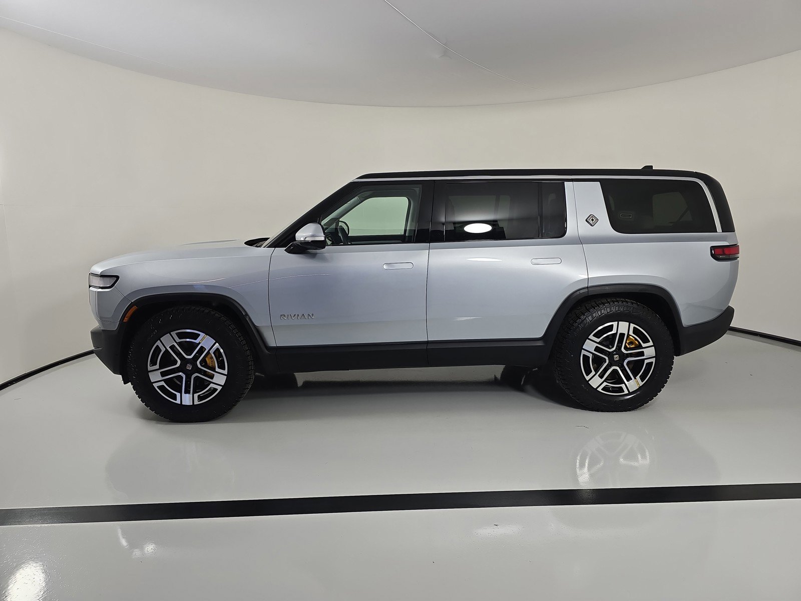 Used 2023 Rivian R1S Adventure image 2