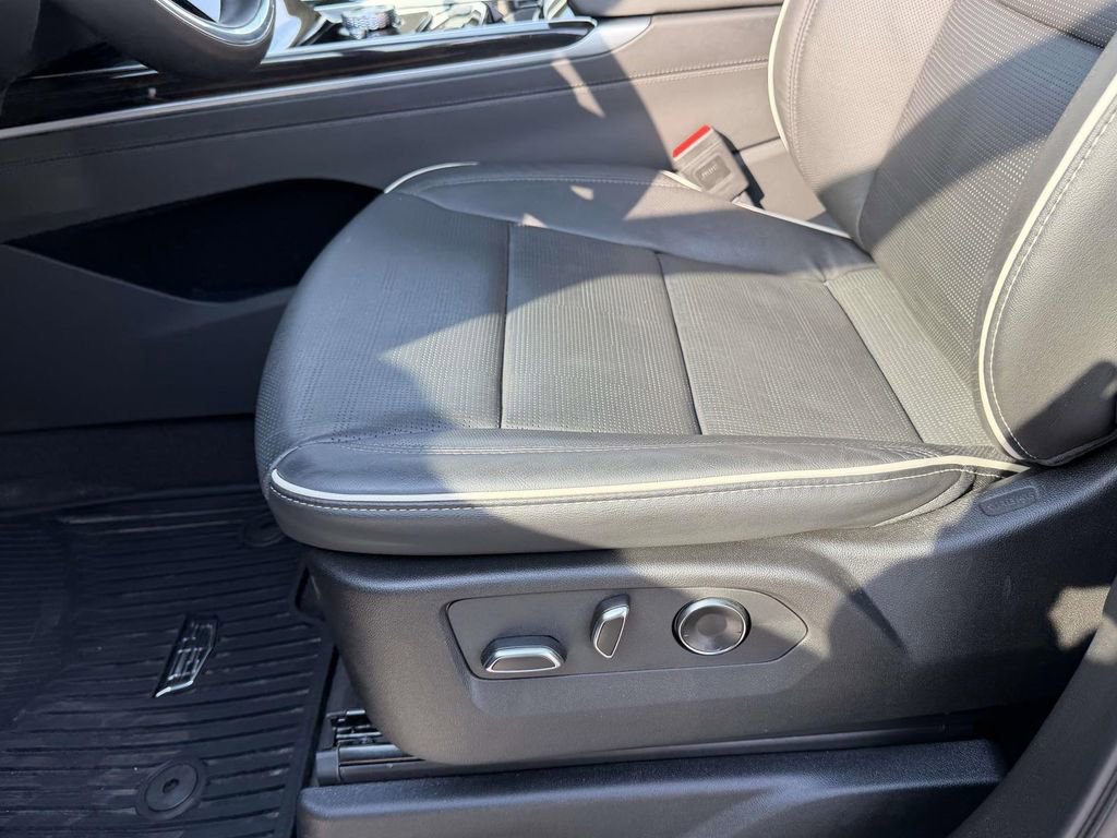 Certified 2025 Cadillac Escalade ESV Premium Luxury image 17