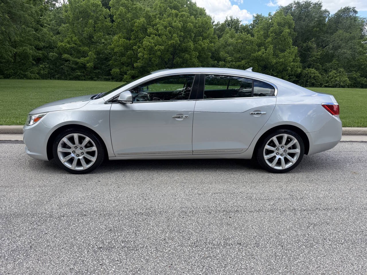 Used 2010 Buick LaCrosse CXS w/ Touring Package FWD image 2