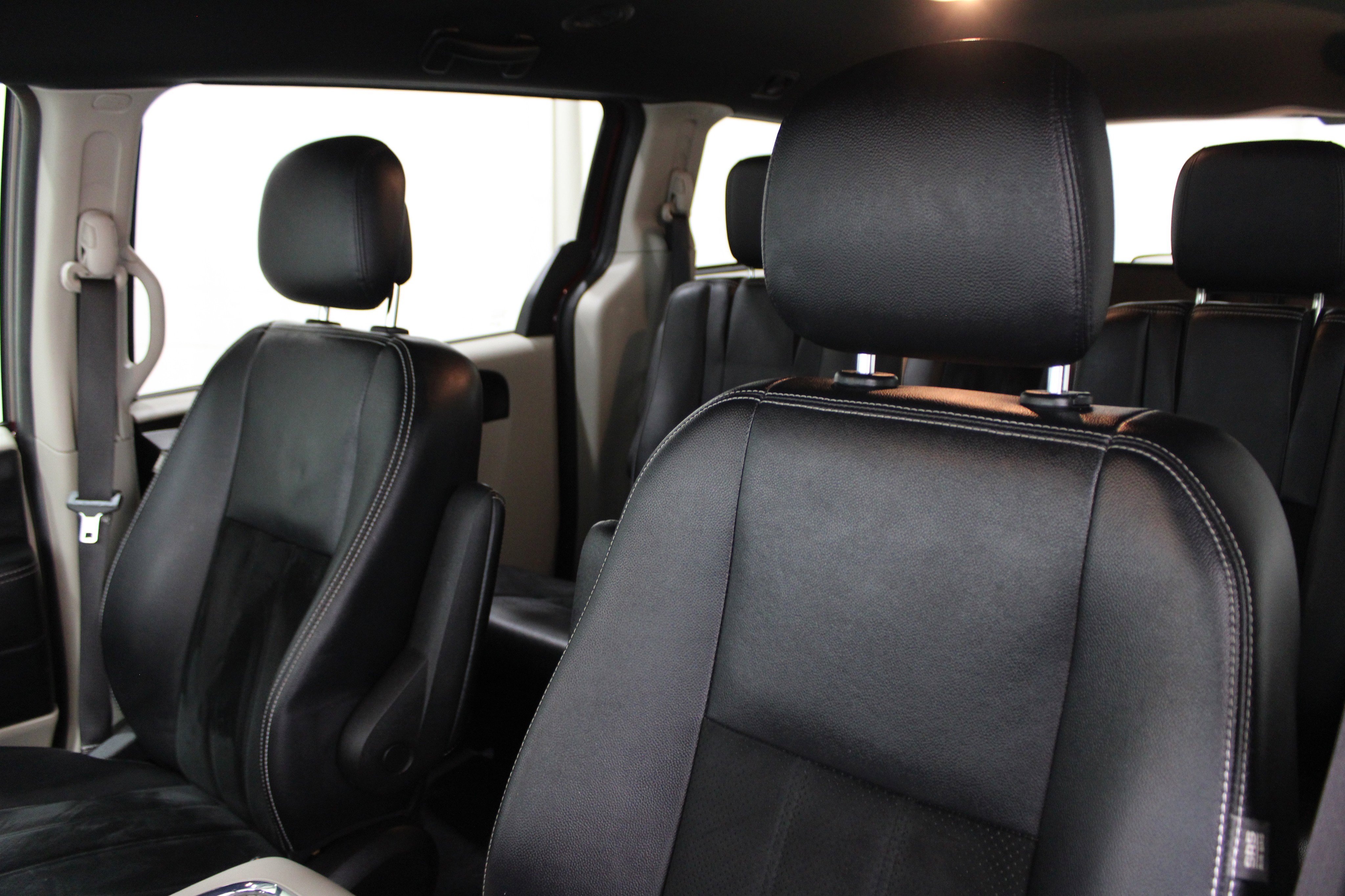 Used 2017 Dodge Grand Caravan SXT image 4