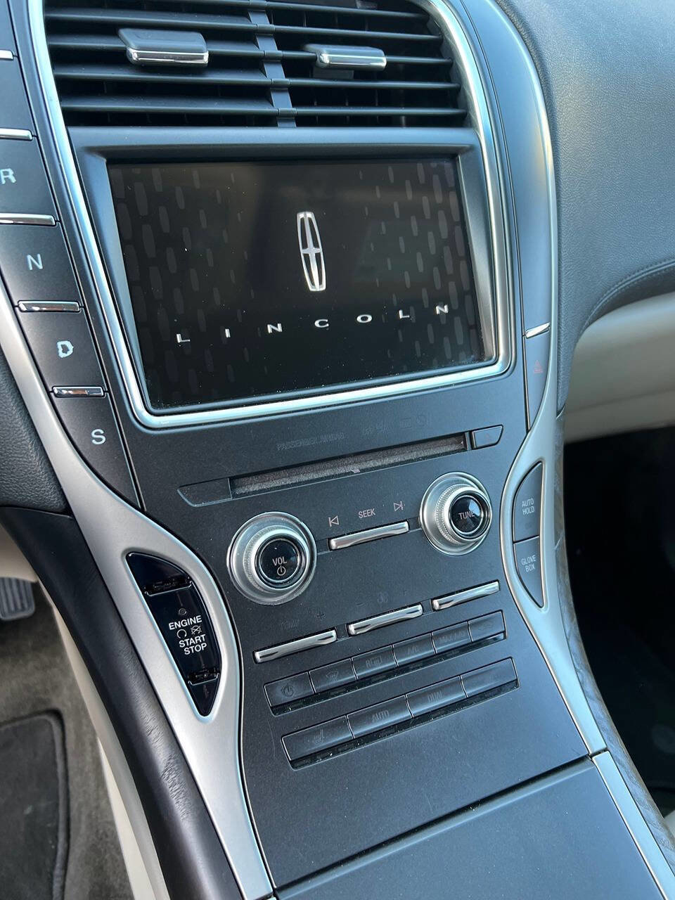 Used 2017 Lincoln MKX Select image 23