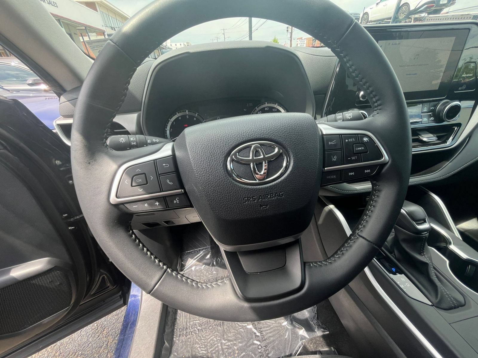 Used 2025 Toyota Highlander LE FWD image 29