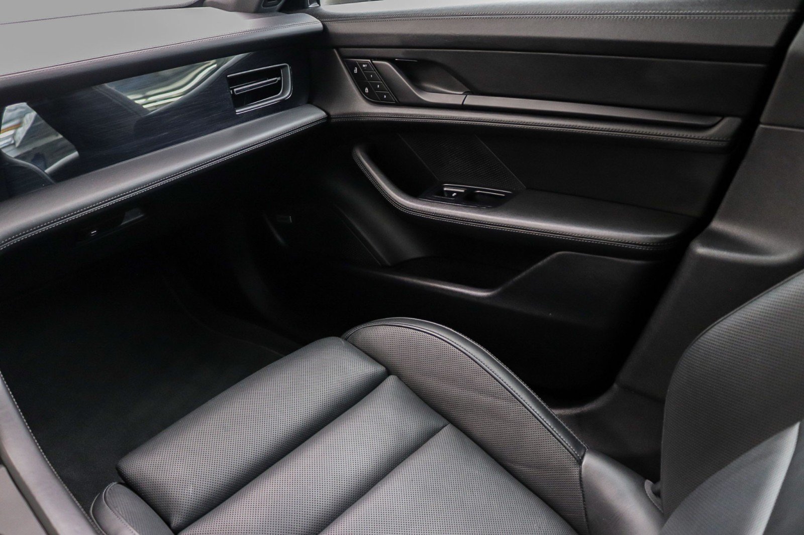 Used 2022 Porsche Taycan RWD image 16