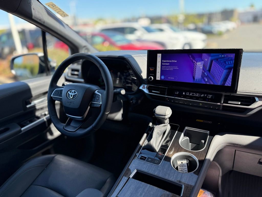 Used 2025 Toyota Sienna Platinum image 21