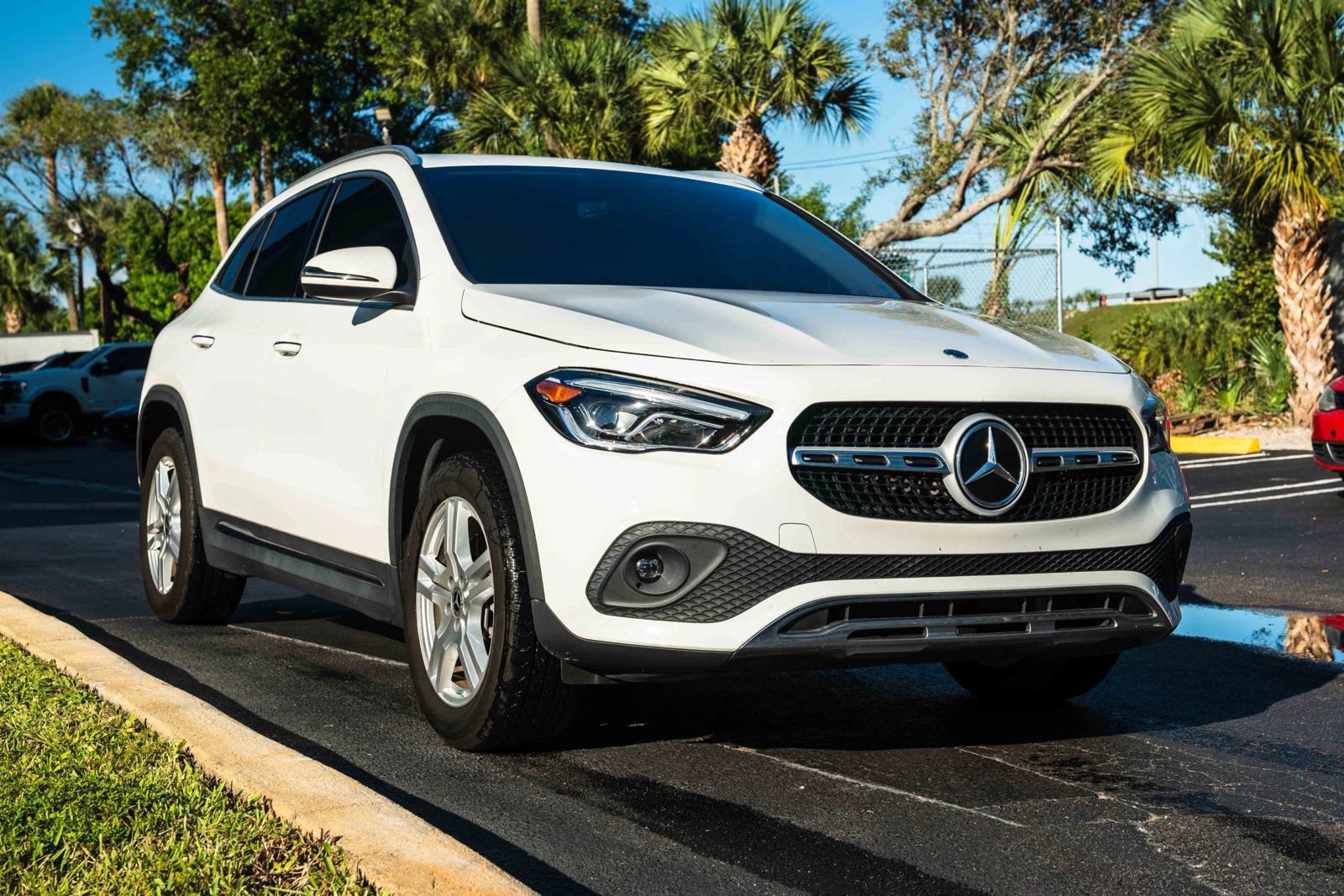 Used 2022 Mercedes-Benz GLA 250 4MATIC w/ Premium Package image 4