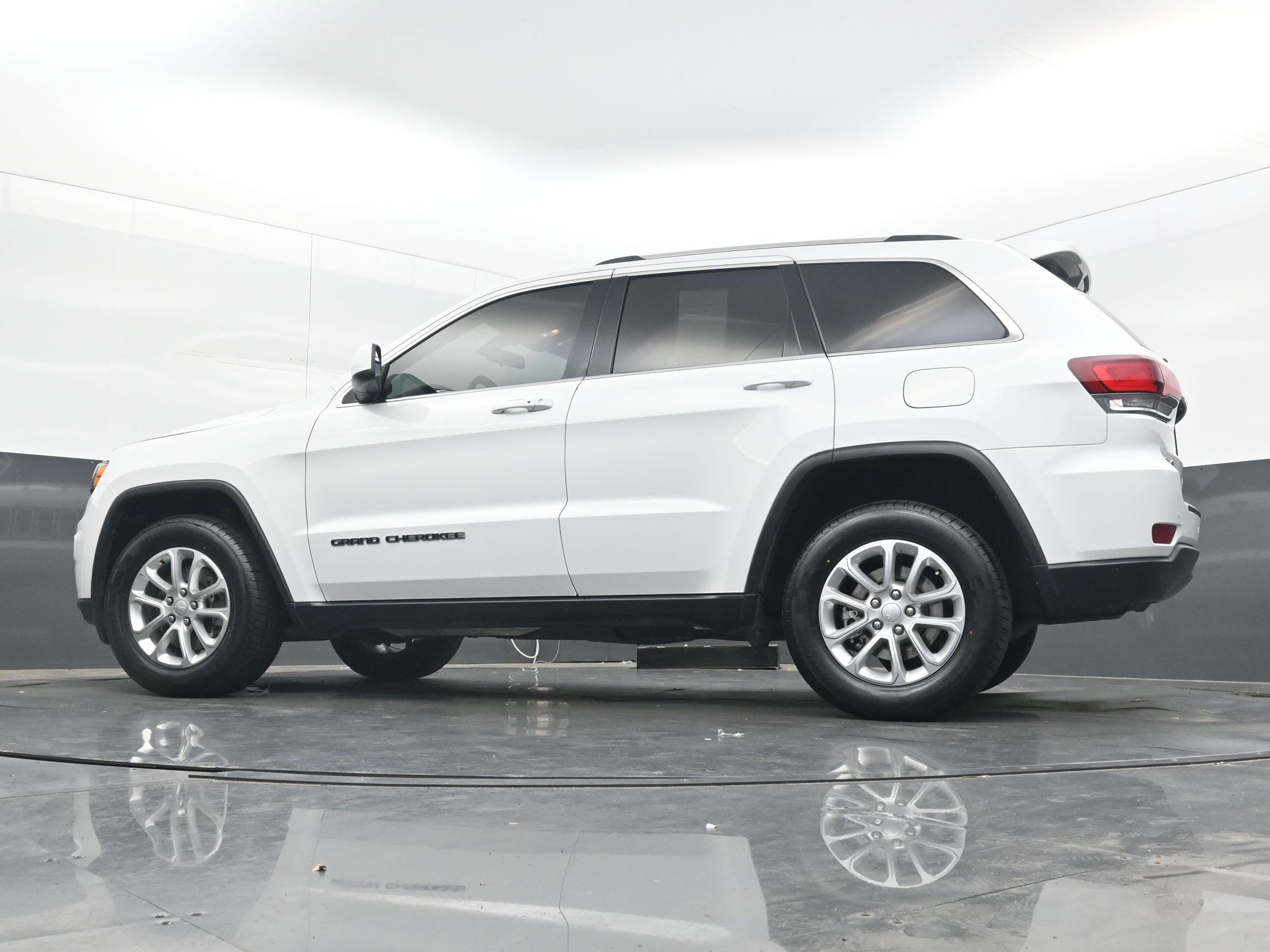 Used 2021 Jeep Grand Cherokee Laredo image 26