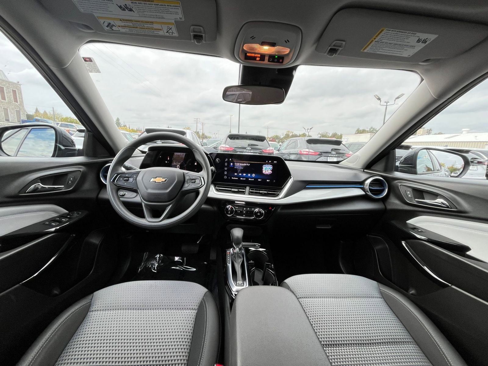 Used 2025 Chevrolet Trax LT image 31