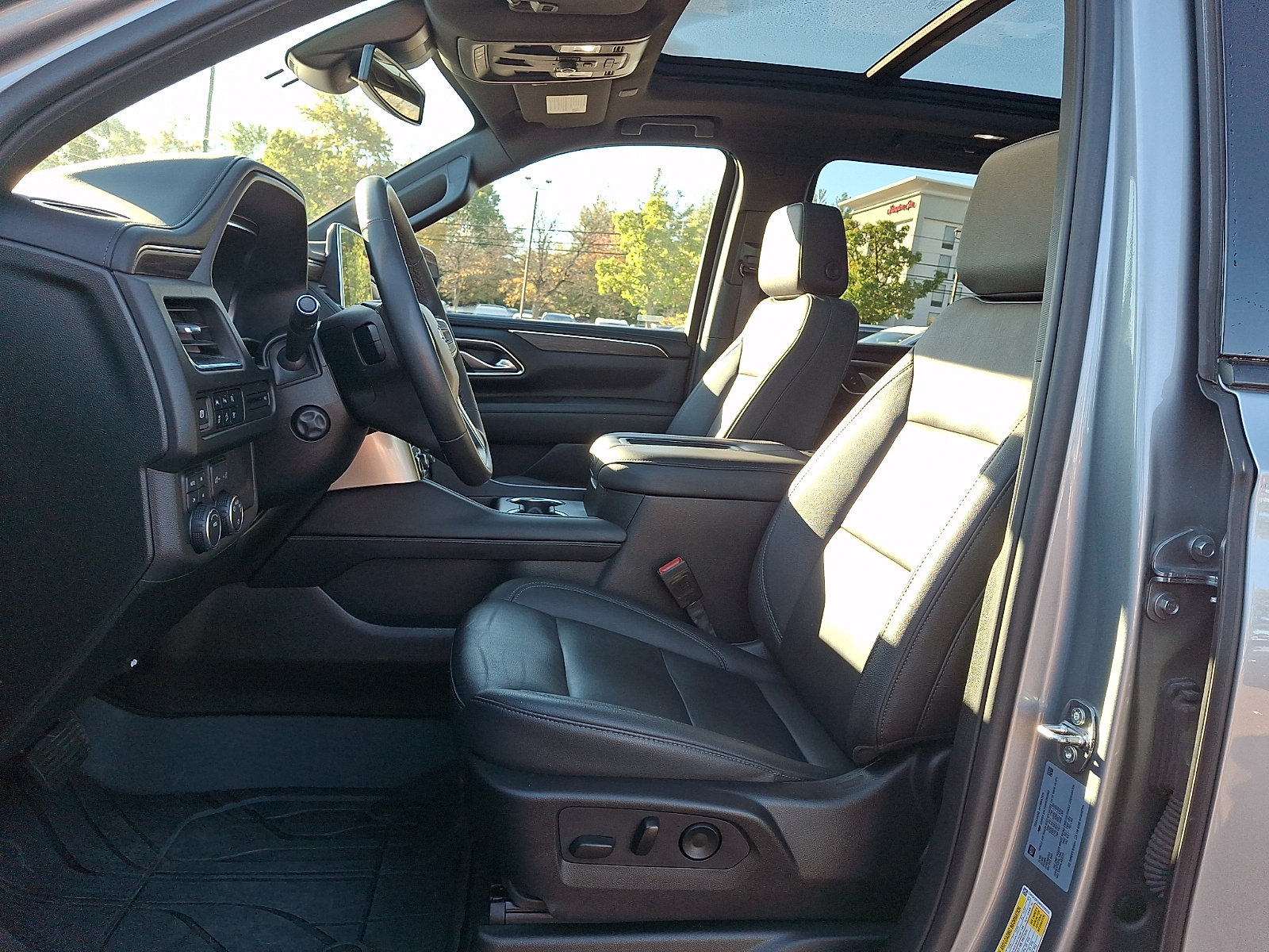 Used 2024 Chevrolet Suburban Z71 w/ Luxury Package AWD/4WD image 14