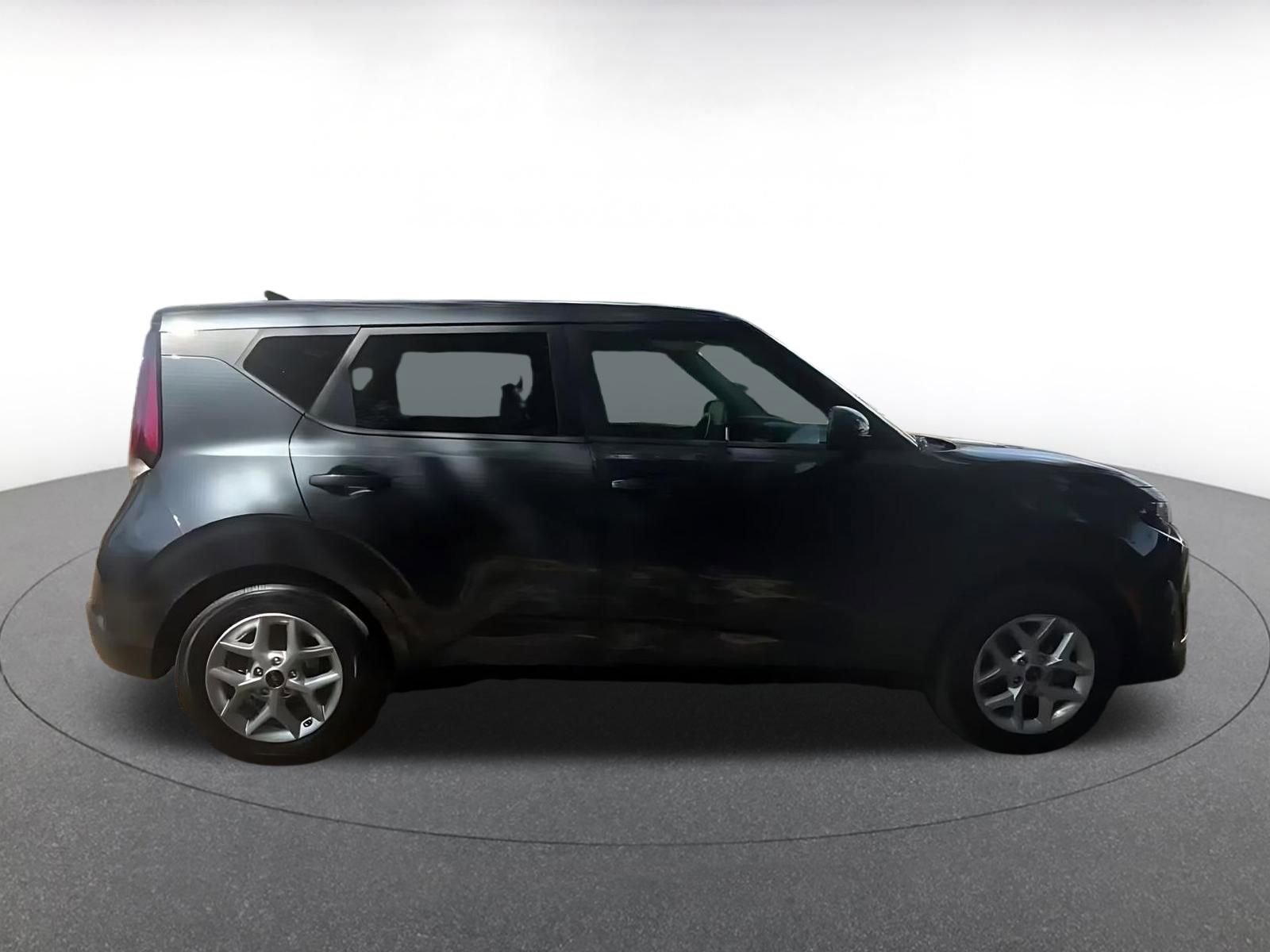 Used 2025 Kia Soul LX w/ LX Technology Package FWD image 16