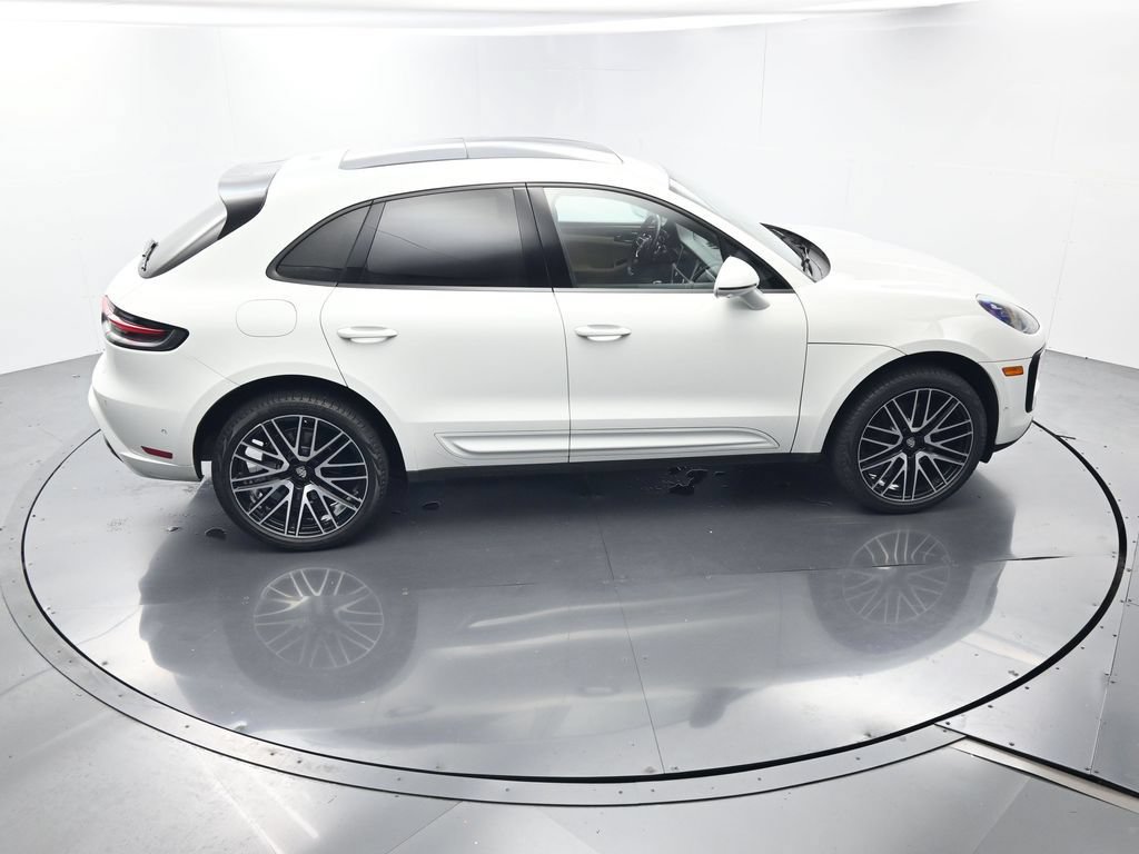 Certified 2024 Porsche Macan AWD/4WD image 41