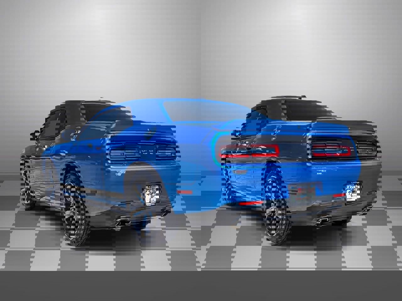 Used 2019 Dodge Challenger SXT image 4