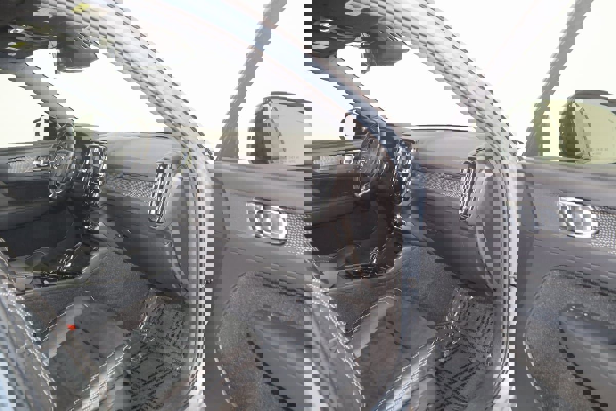 Used 2020 Volvo XC40 T5 R-Design image 43