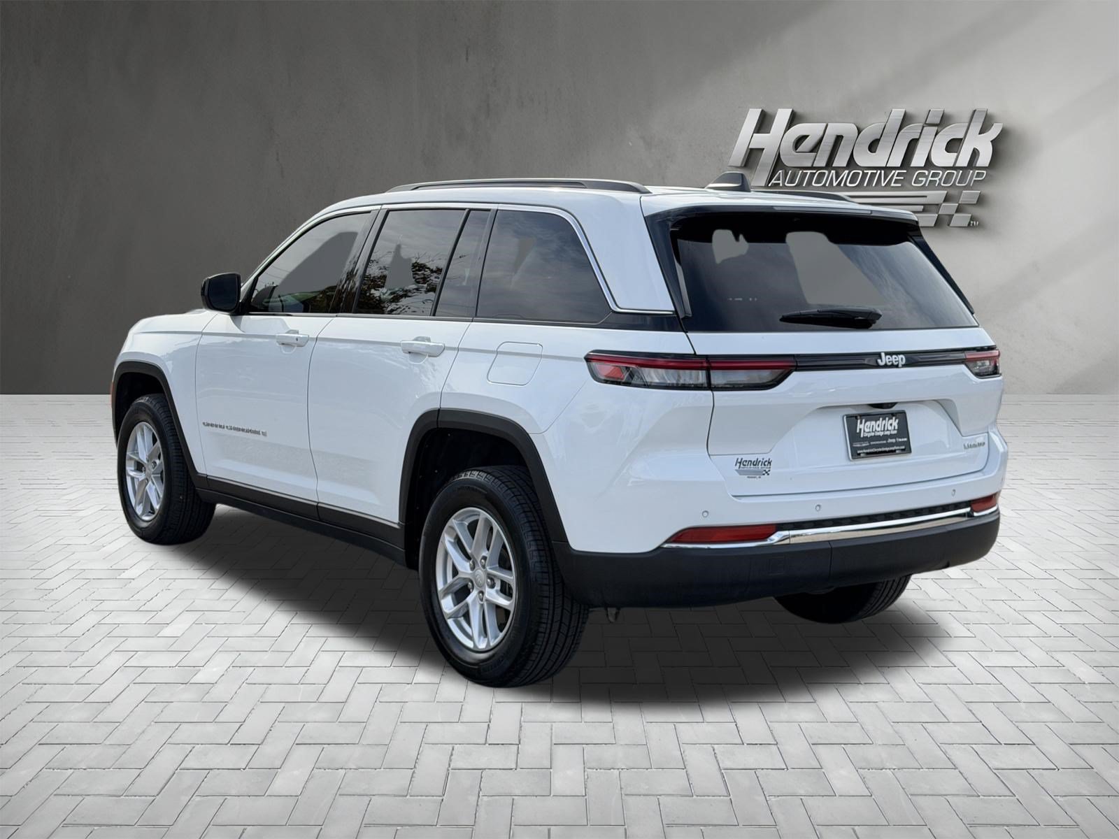 Used 2025 Jeep Grand Cherokee Laredo w/ Luxury Tech Group I RWD image 8