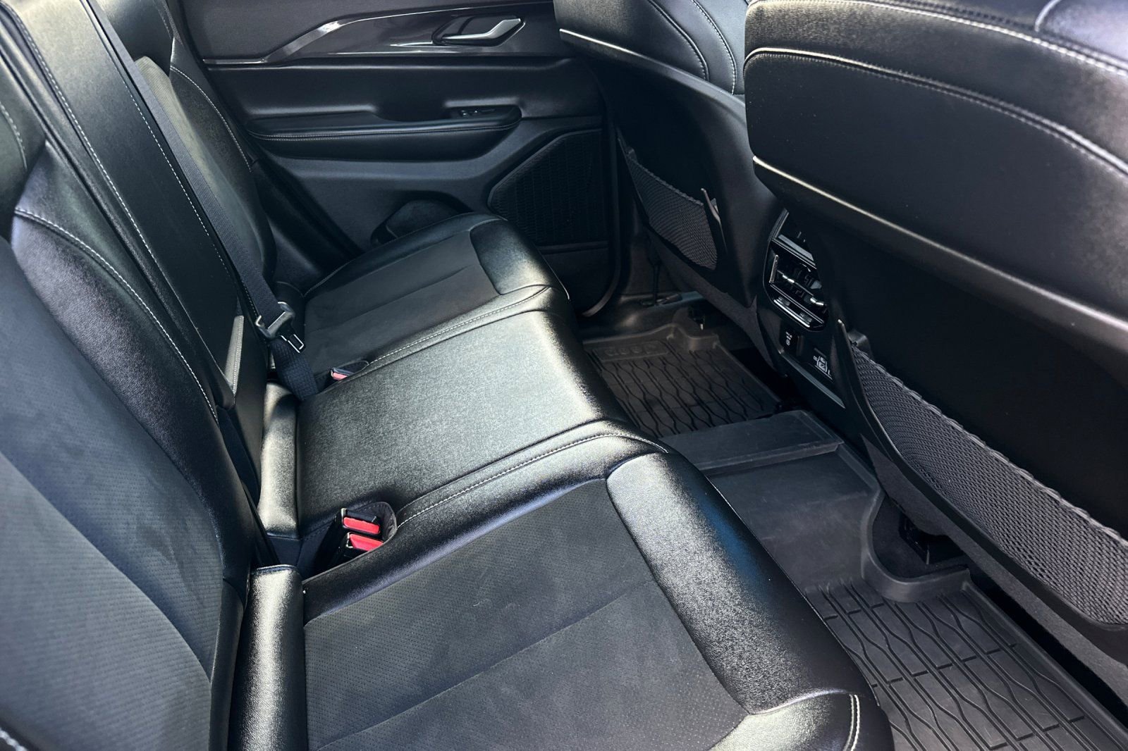 Used 2023 Jeep Grand Cherokee Altitude AWD/4WD image 19
