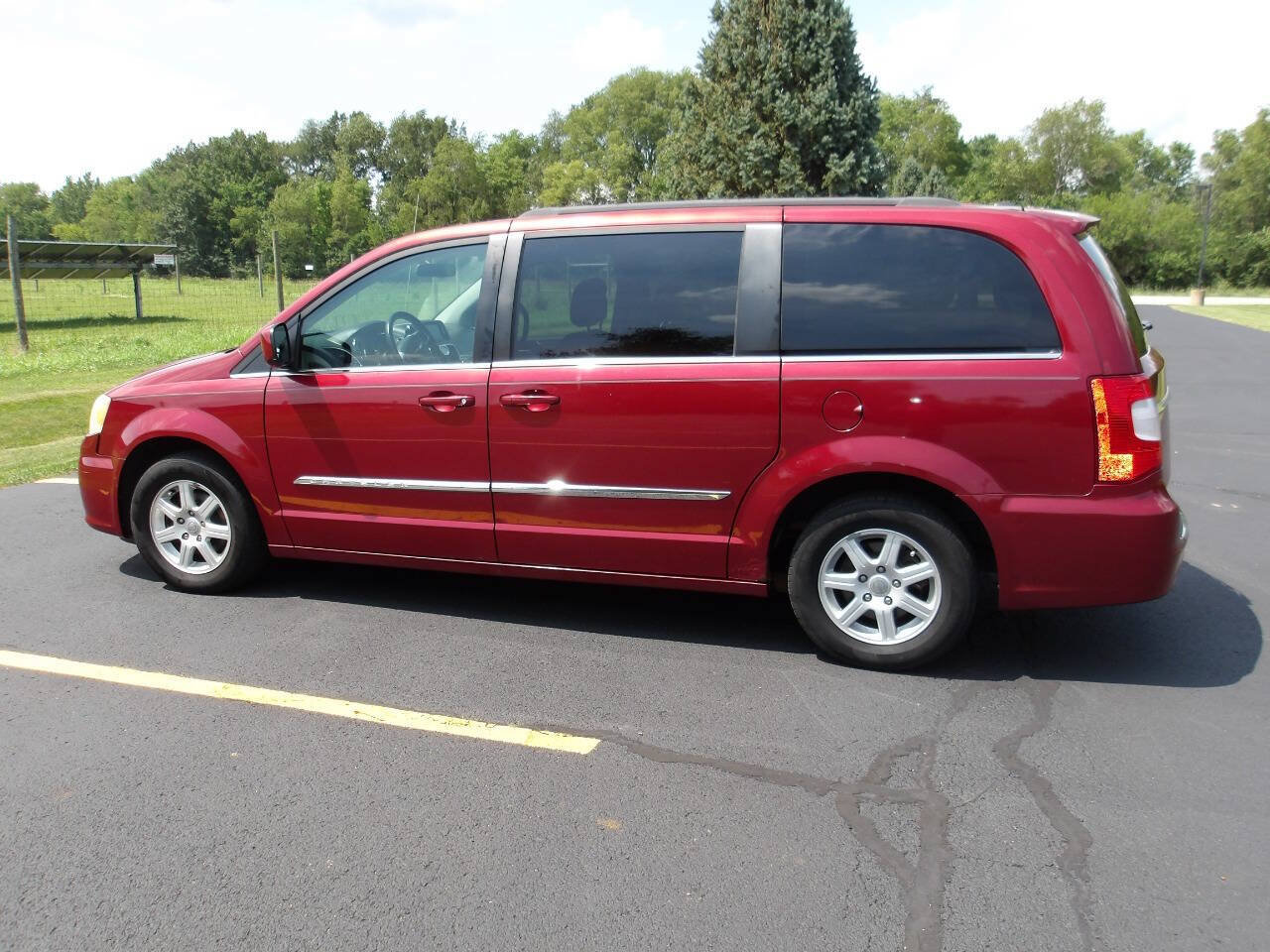 Used 2011 Chrysler Town & Country Touring FWD image 12