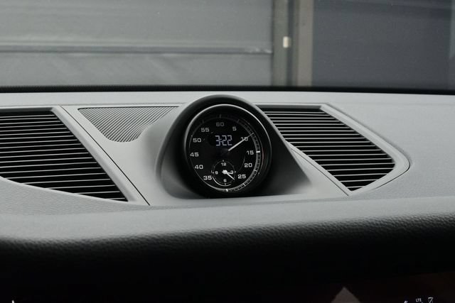 Certified 2025 Porsche Macan AWD/4WD image 12