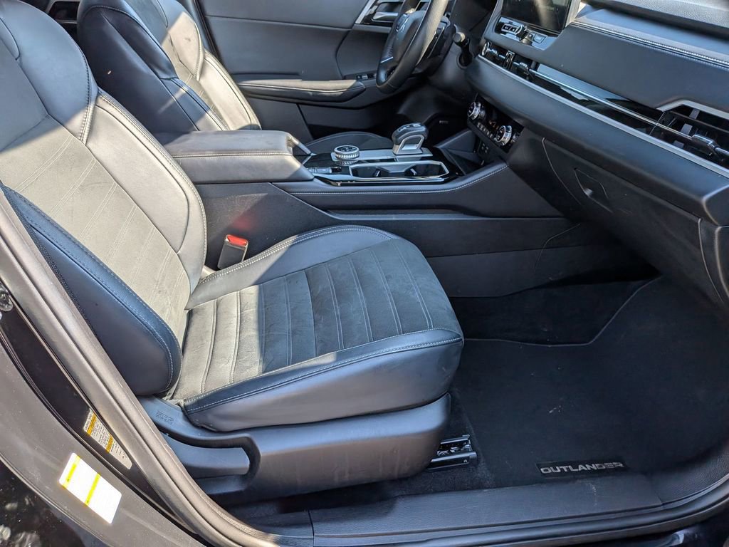 Used 2025 Mitsubishi Outlander SE image 32