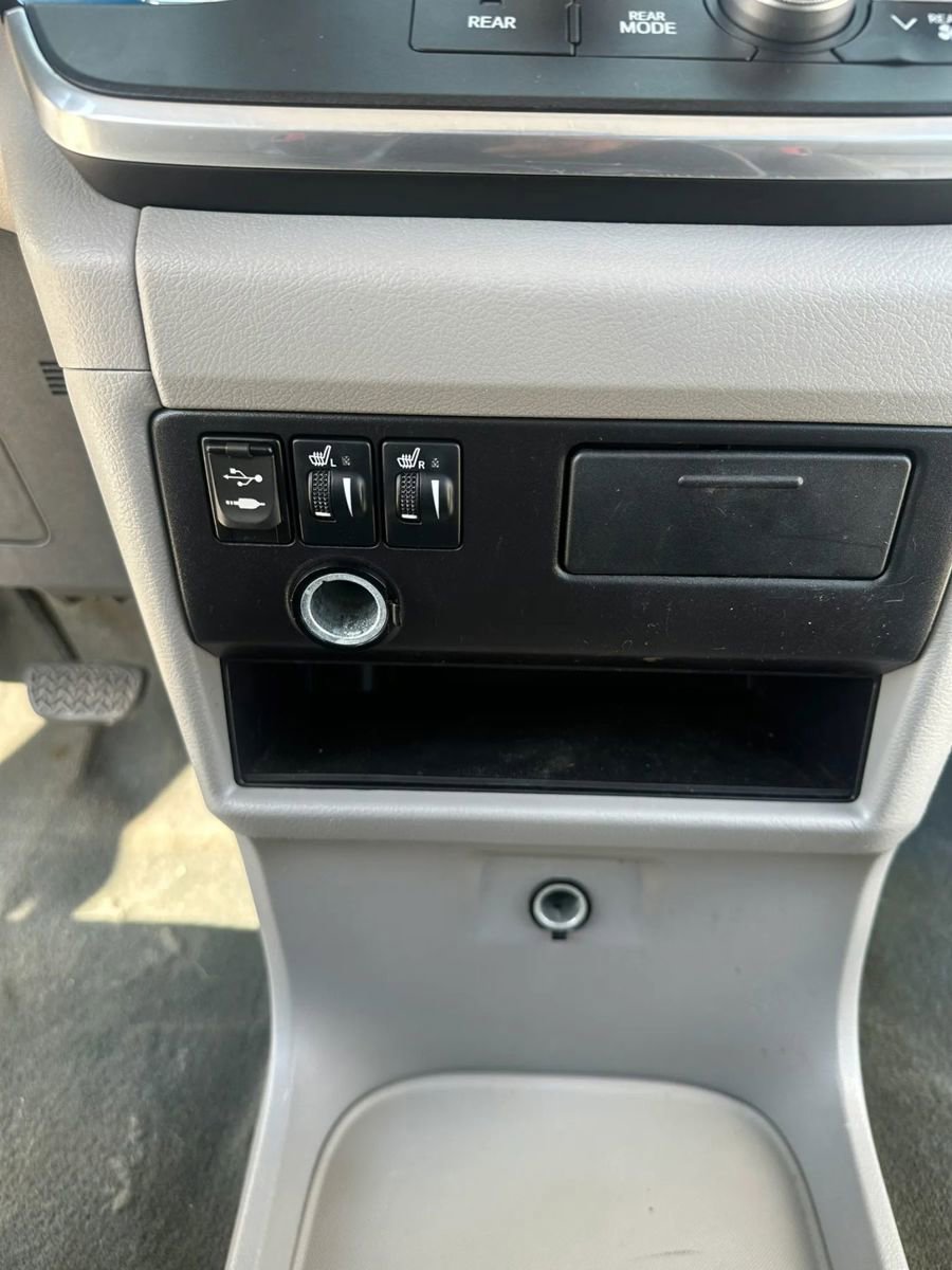 Used 2015 Toyota Sienna XLE w/ XLE Navigation Package FWD image 15