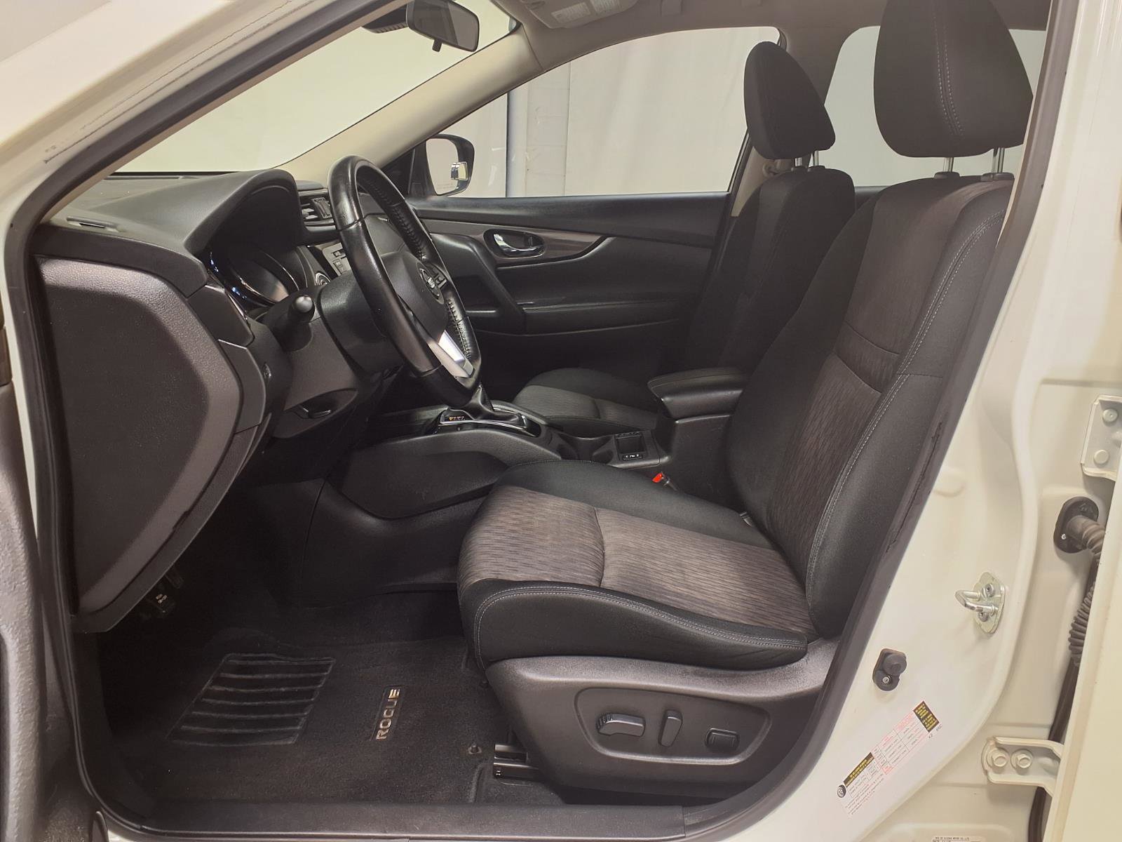 Used 2020 Nissan Rogue SV image 24