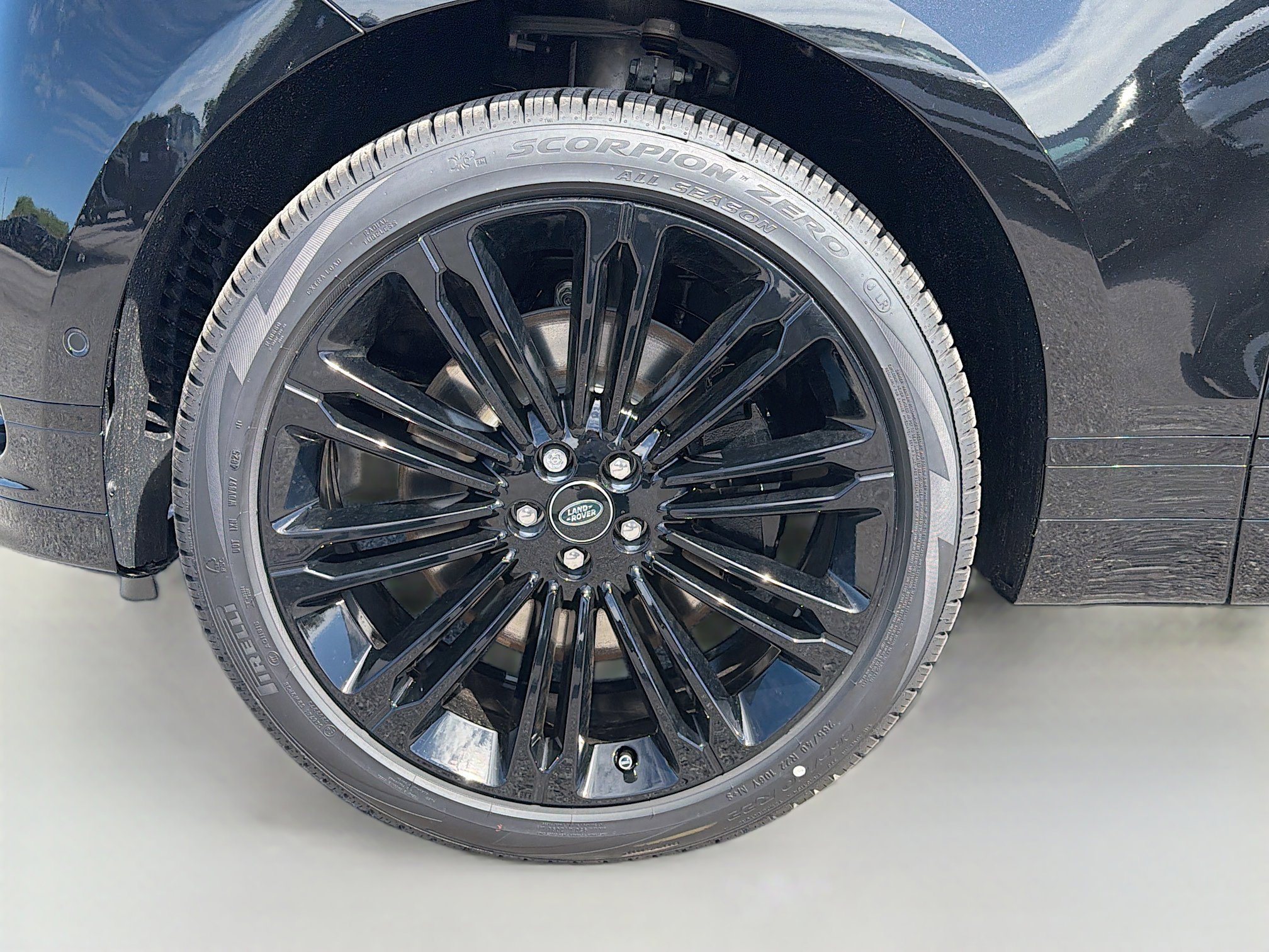 New 2026 Land Rover Range Rover Velar Dynamic SE image 9