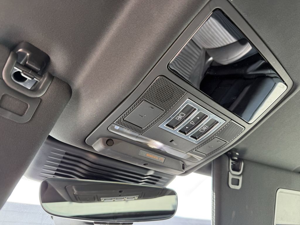 Used 2024 Land Rover Discovery Dynamic SE image 35