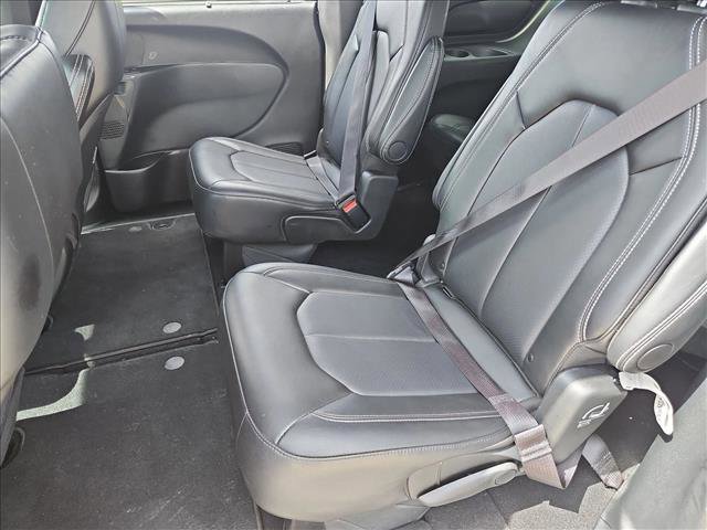 Used 2025 Chrysler Pacifica Select image 15
