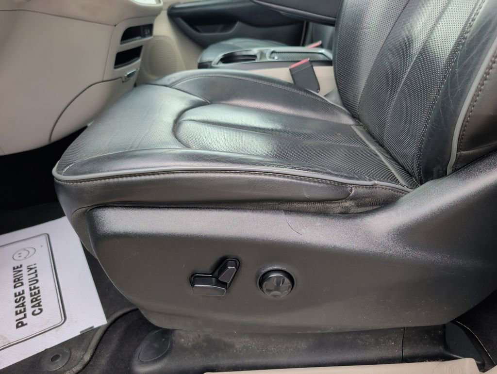 Used 2018 Chrysler Pacifica Limited FWD image 9
