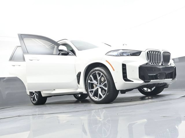 Used 2025 BMW X5 xDrive40i w/ M Sport Package AWD/4WD image 40