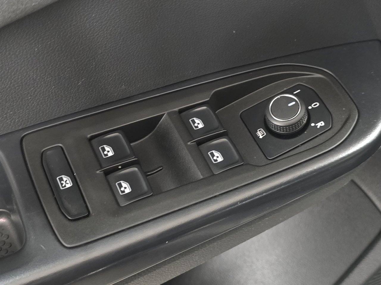 Used 2025 Volkswagen Taos SE image 24