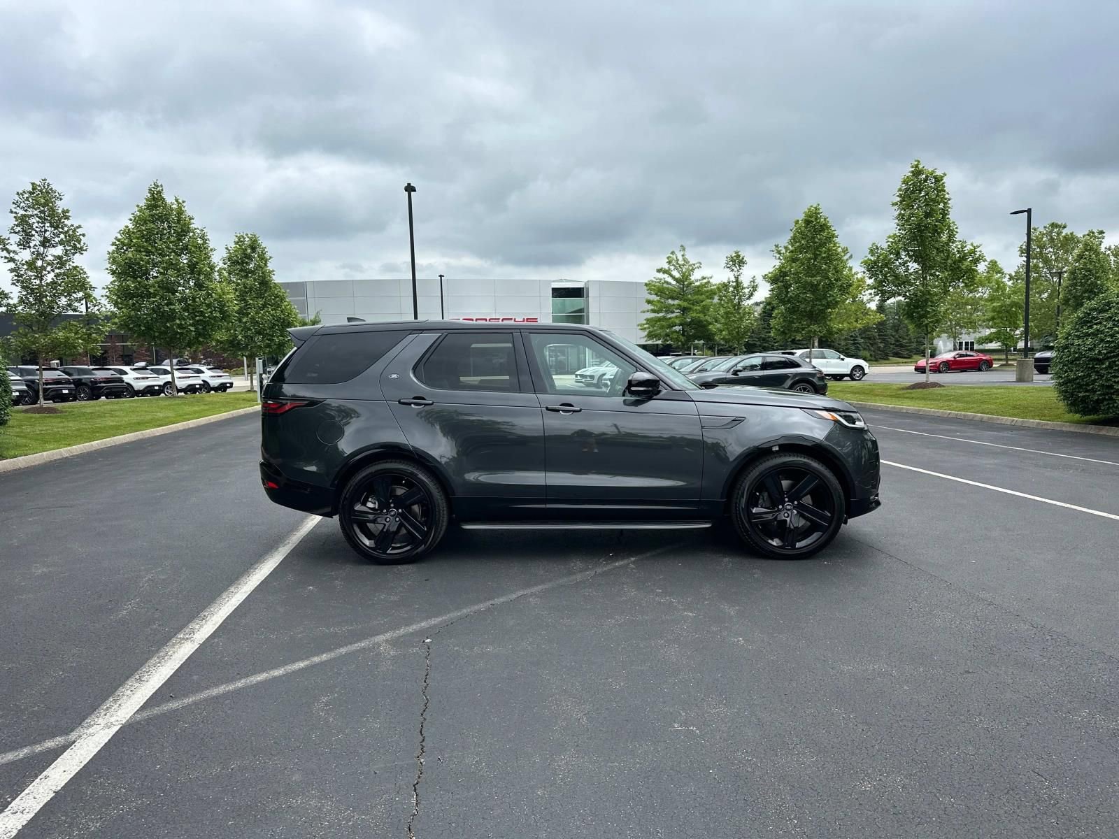 Used 2025 Land Rover Discovery Dynamic SE image 4