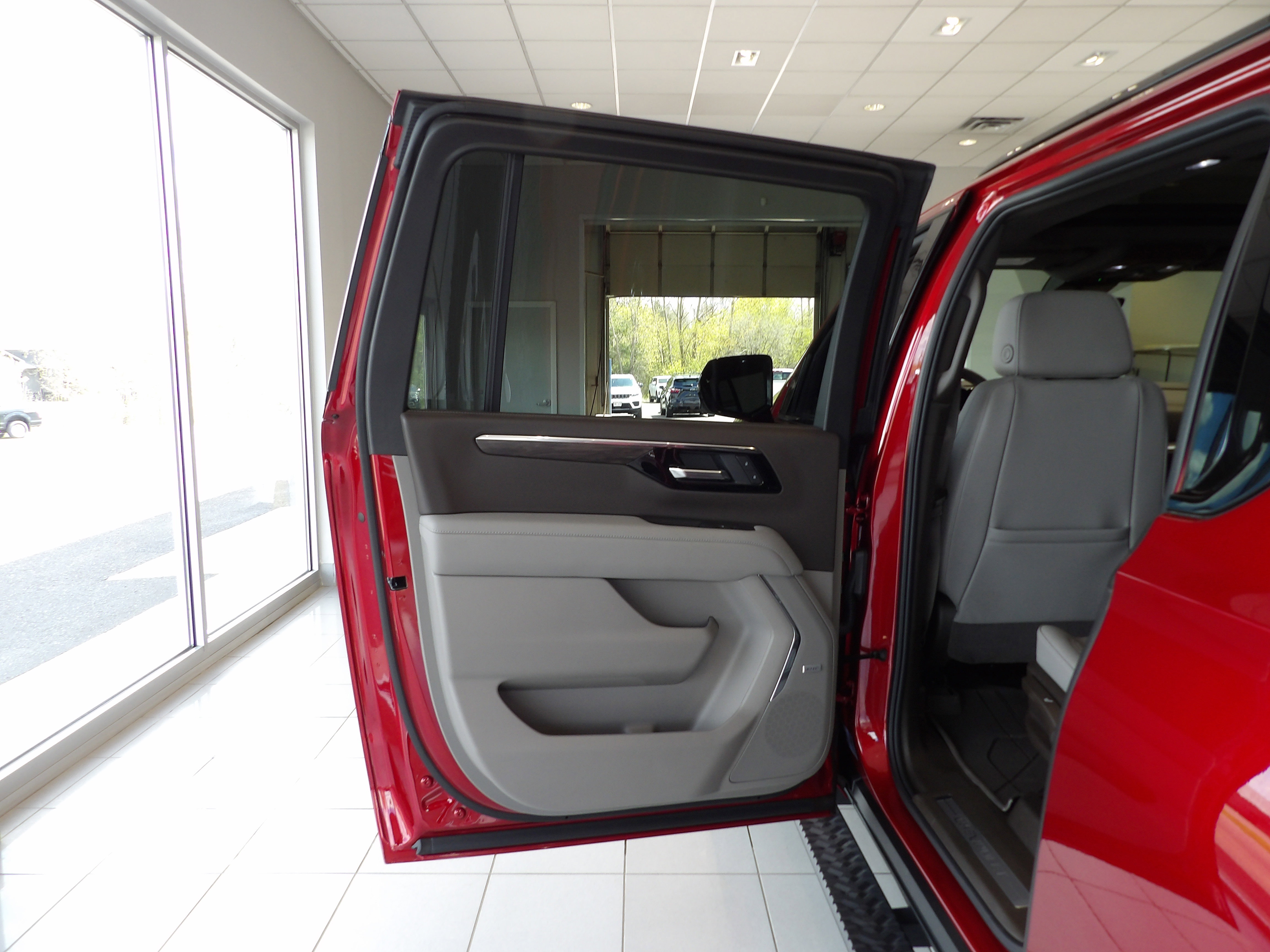 Used 2025 Chevrolet Suburban Z71 w/ Z71 Off-Road Package AWD/4WD image 19