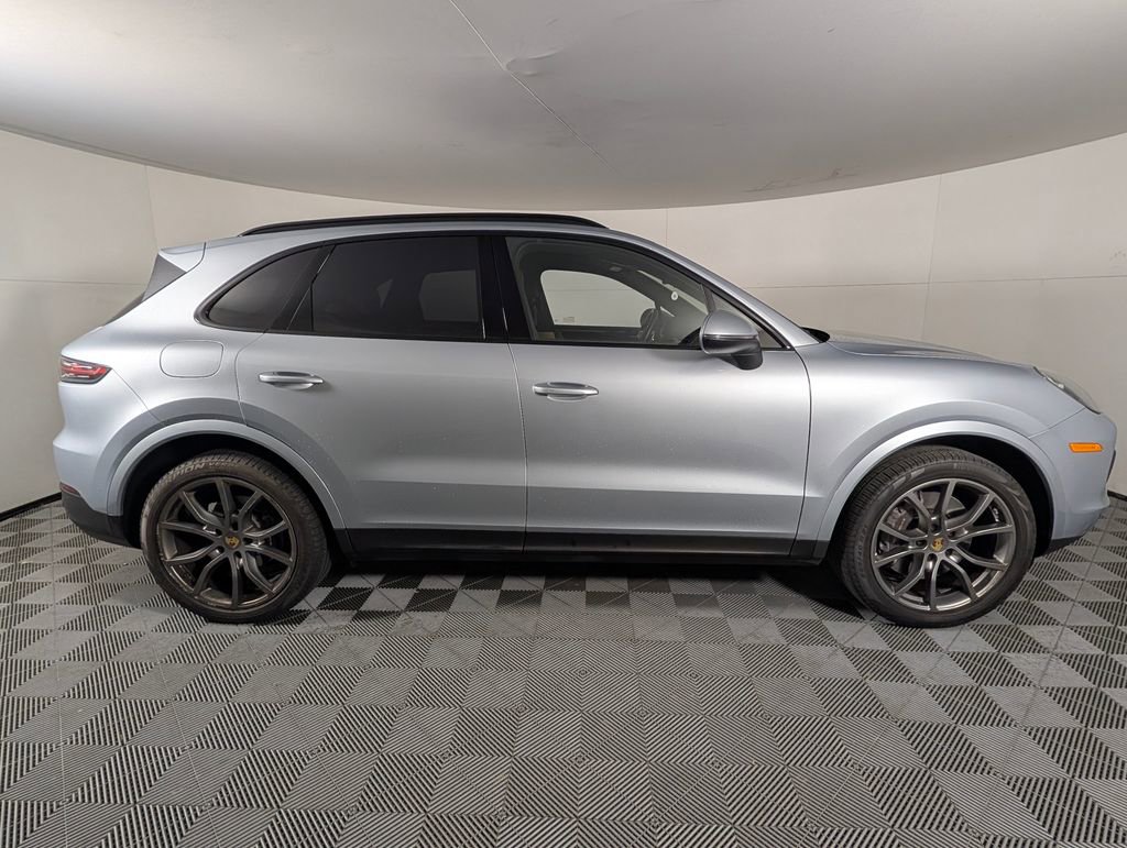 Certified 2023 Porsche Cayenne Platinum Edition image 8