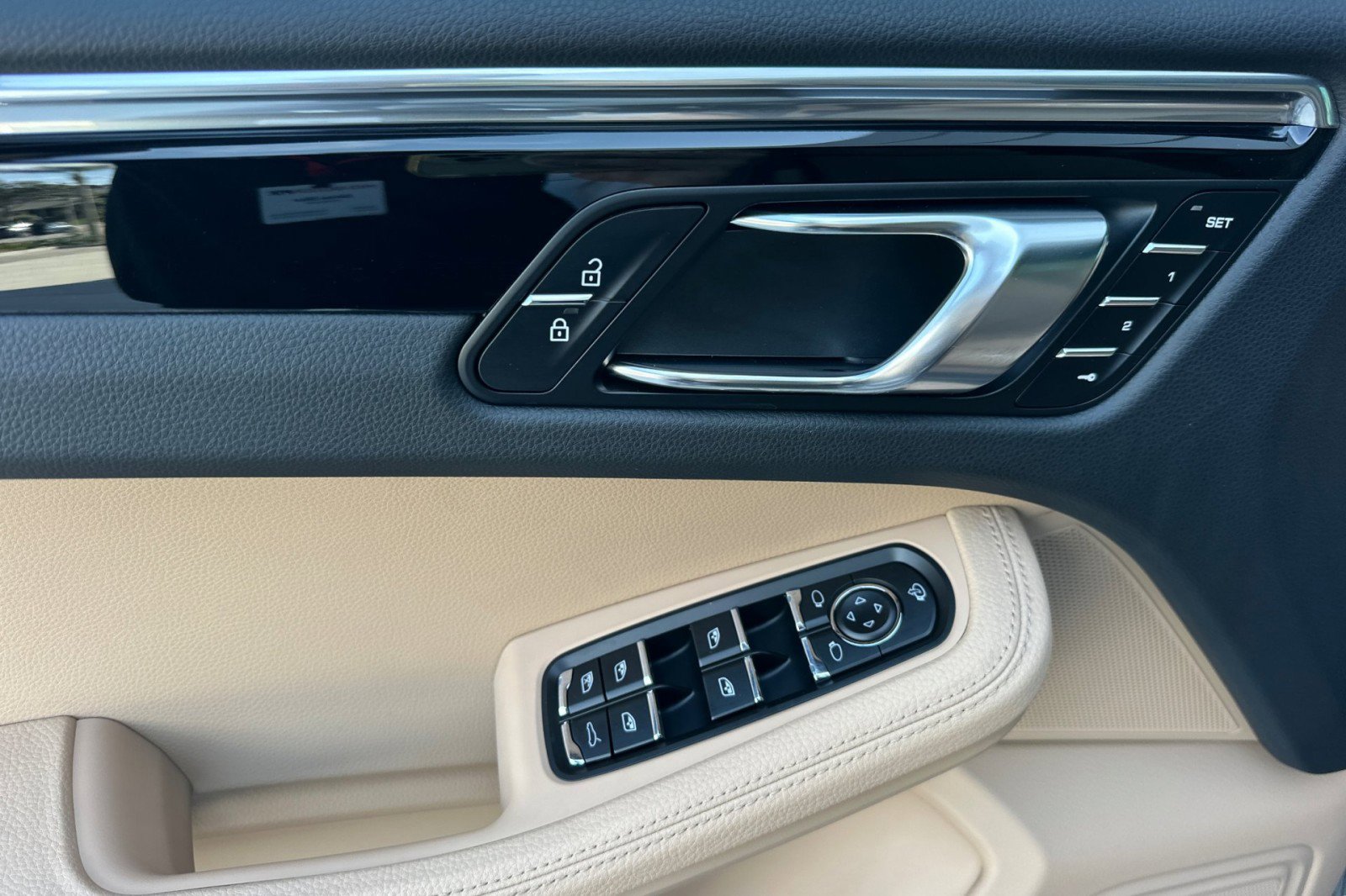 Used 2025 Porsche Macan image 12