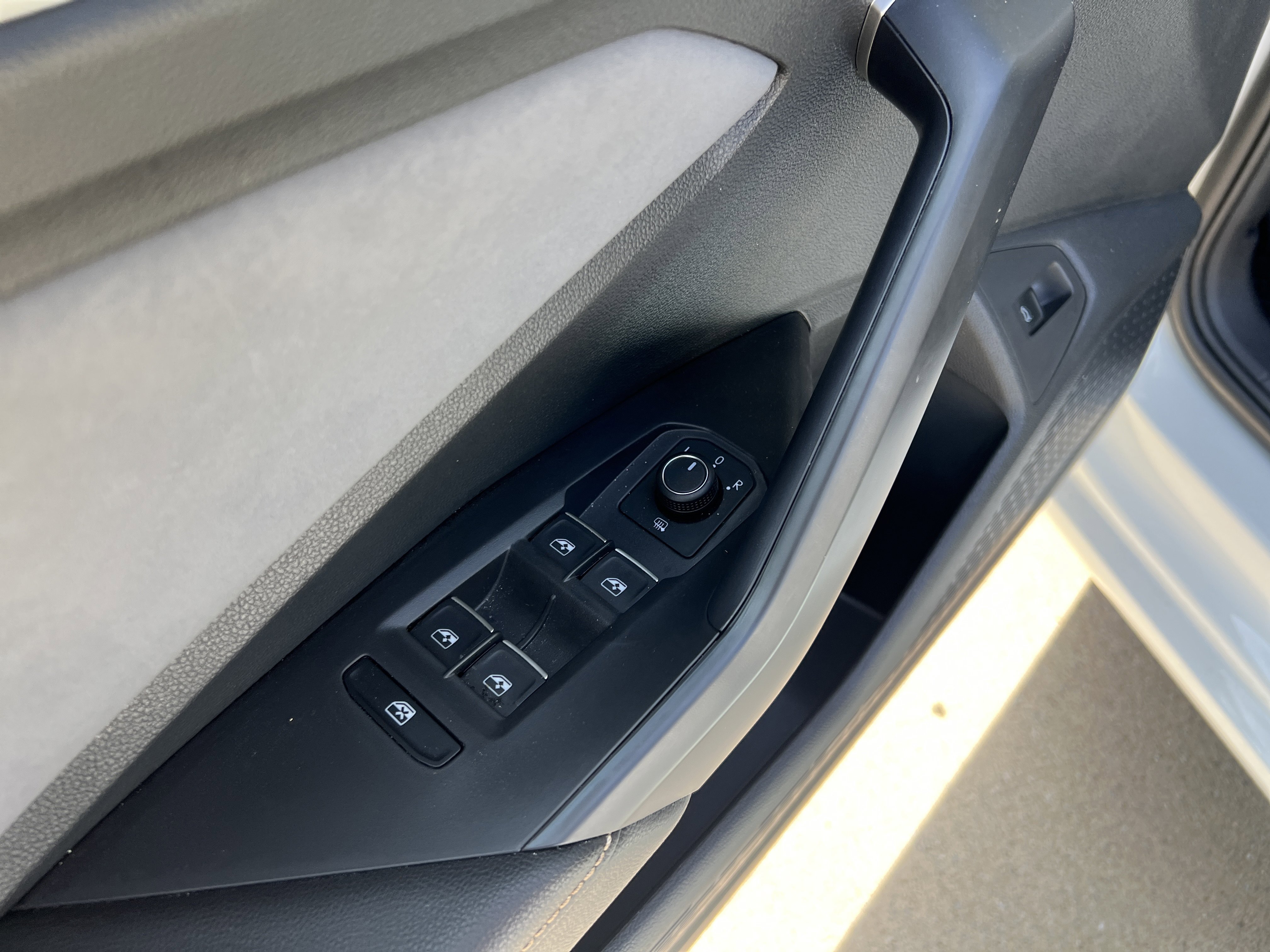 Used 2025 Volkswagen Jetta SE w/ Sunroof Package FWD image 14