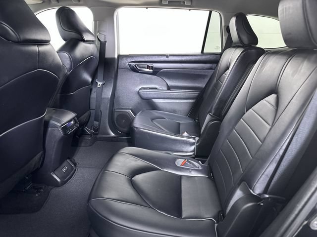 Used 2023 Toyota Highlander XLE AWD/4WD image 26
