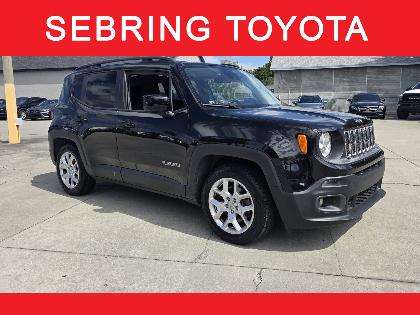 Used 2016 Jeep Renegade Latitude FWD image 1