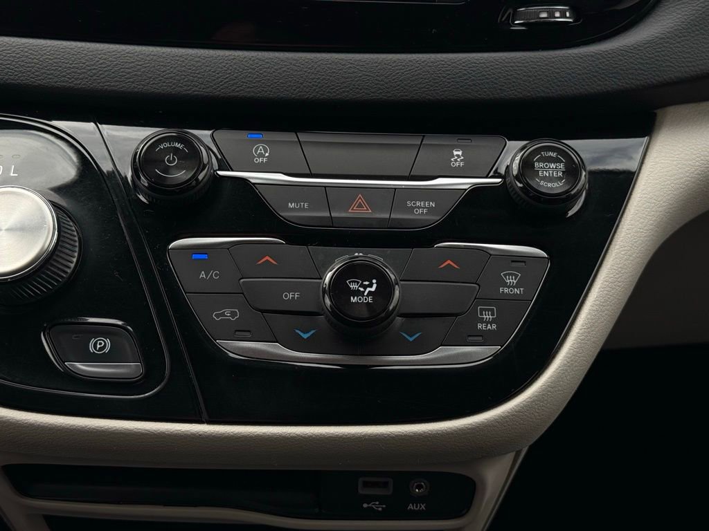 Used 2020 Chrysler Voyager Lxi image 30