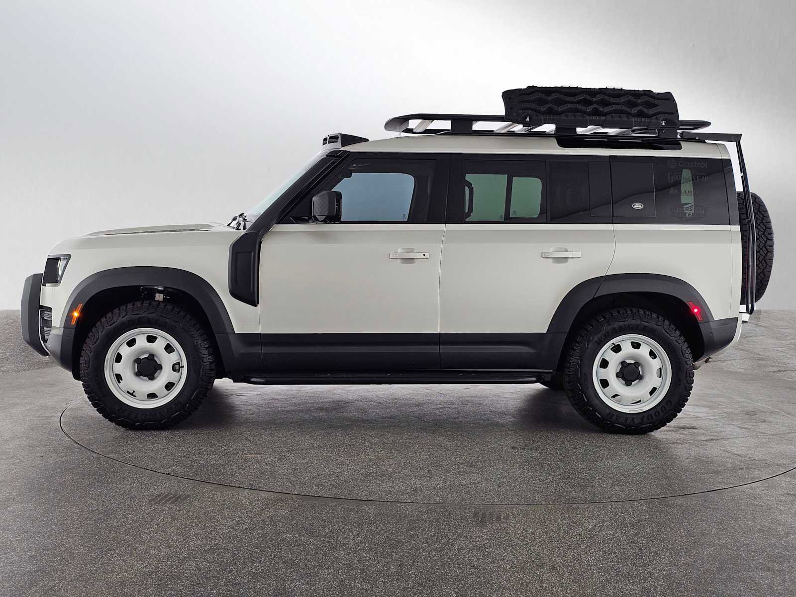 New 2024 Land Rover Defender 110 S image 2