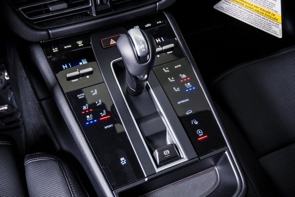 Certified 2025 Porsche Macan AWD/4WD image 23
