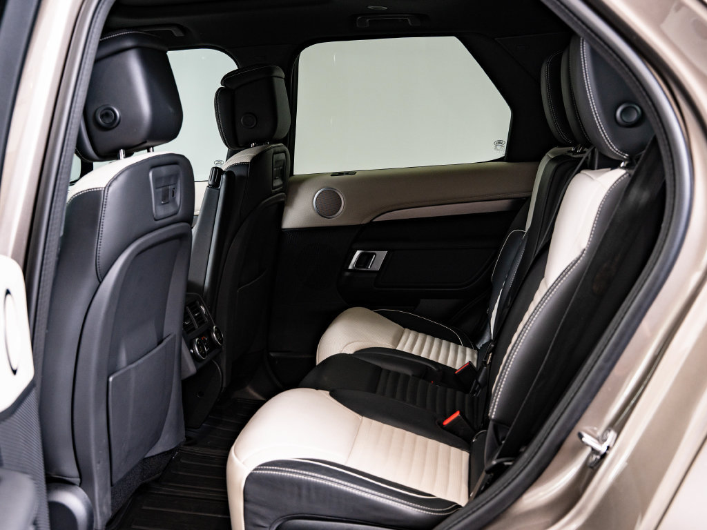 Used 2024 Land Rover Discovery Dynamic SE AWD/4WD image 44