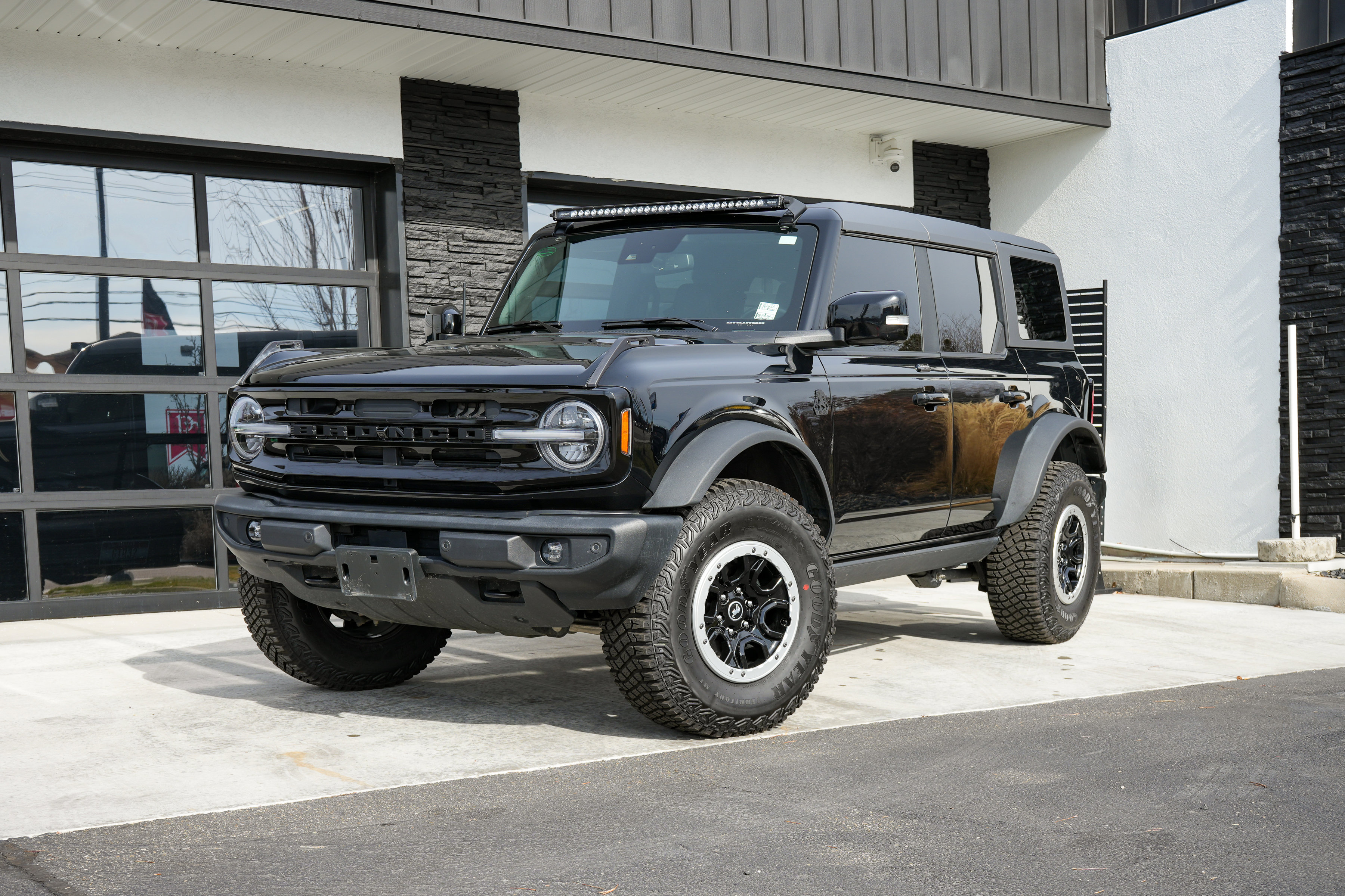 Used 2023 Ford Bronco Outer Banks w/ Sasquatch Package image 2