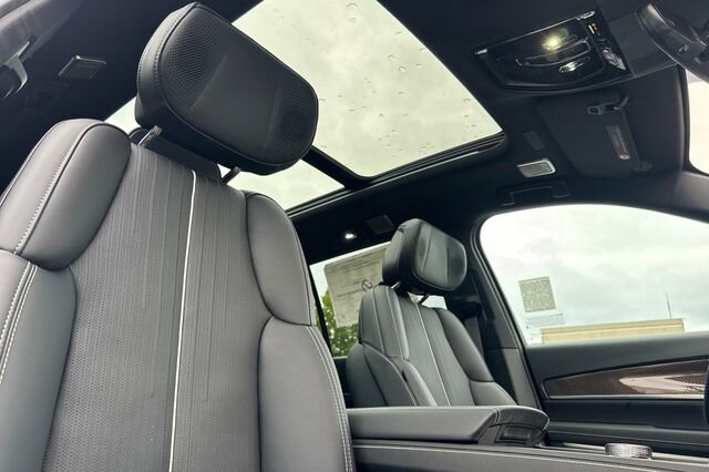 New 2026 Cadillac Vistiq Premium Luxury w/ LPO, Floor Liner Package AWD/4WD image 18