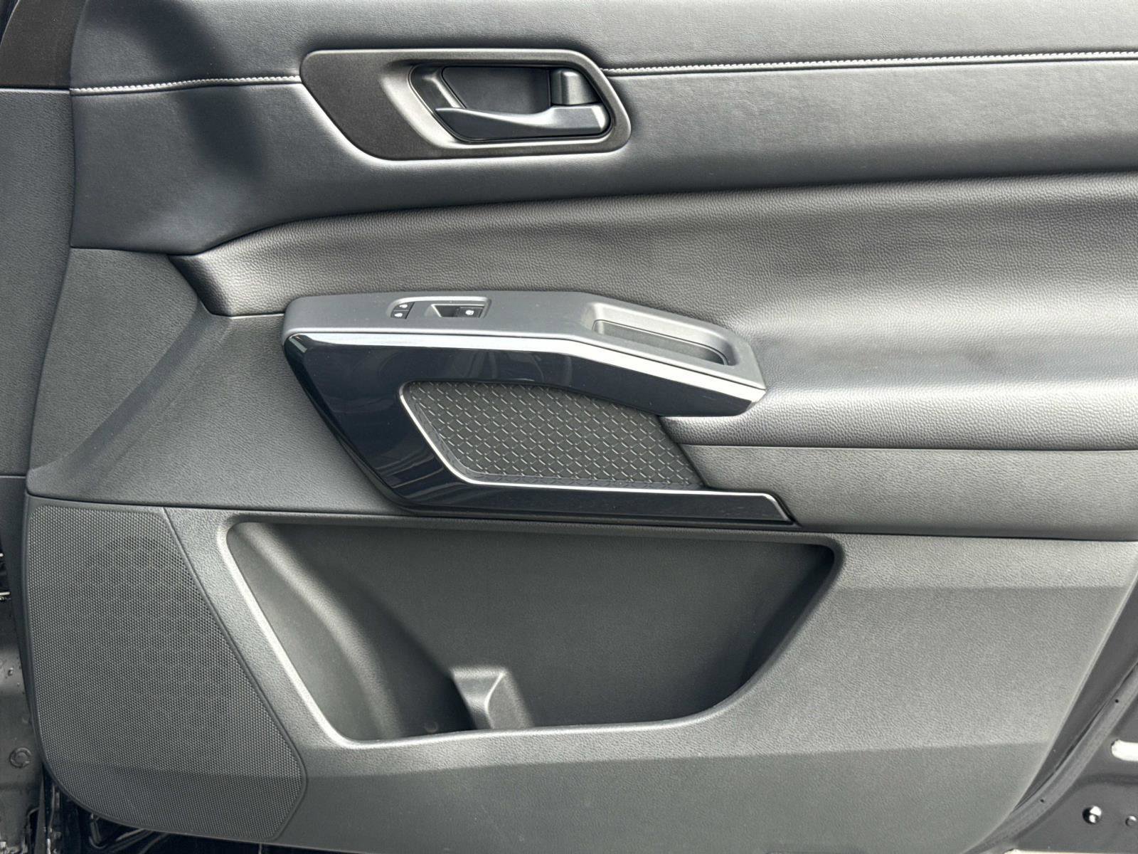 Used 2024 Nissan Pathfinder S image 18