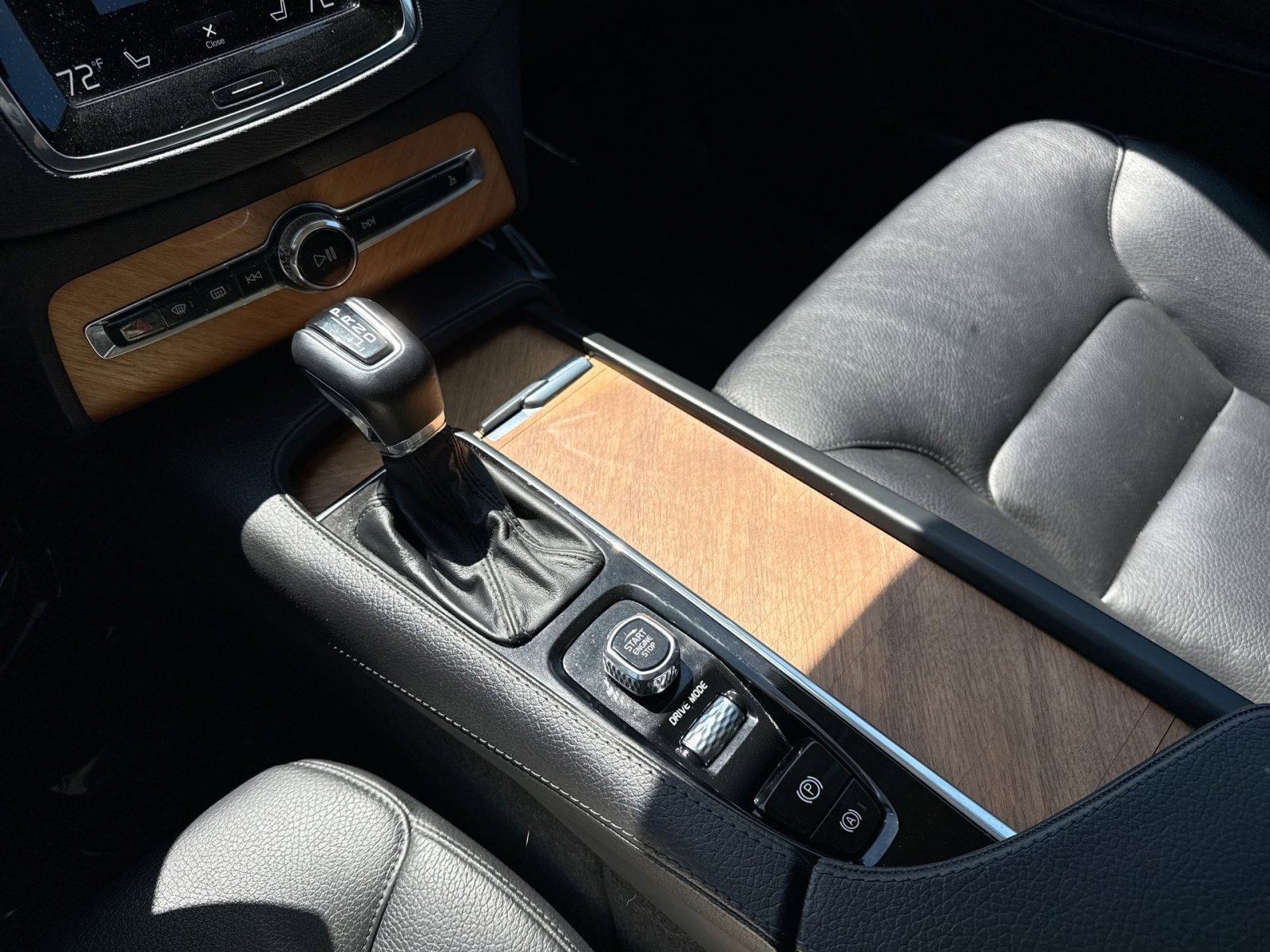 Certified 2021 Volvo XC90 T6 Momentum w/ Advanced Package AWD/4WD image 31